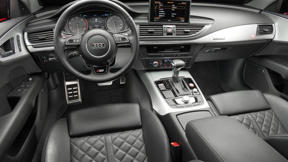 Ar condicionado quadrizona. Central multimídia rouba a cena no alto do console | <a href="https://preprod.quatrorodas.abril.com.br/carros/testes/audi-s7-sportback-739614.shtml" rel="migration">Leia mais</a>