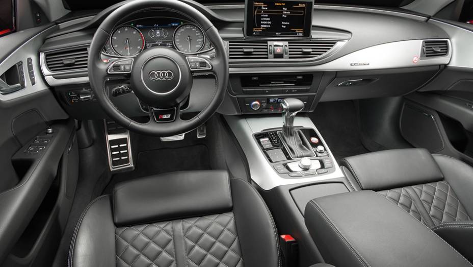 Ar condicionado quadrizona. Central multim&iacute;dia rouba a cena no alto do console | <a href="https://preprod.quatrorodas.abril.com.br/carros/testes/audi-s7-sportback-739614.shtml" rel="migration">Leia mais</a>