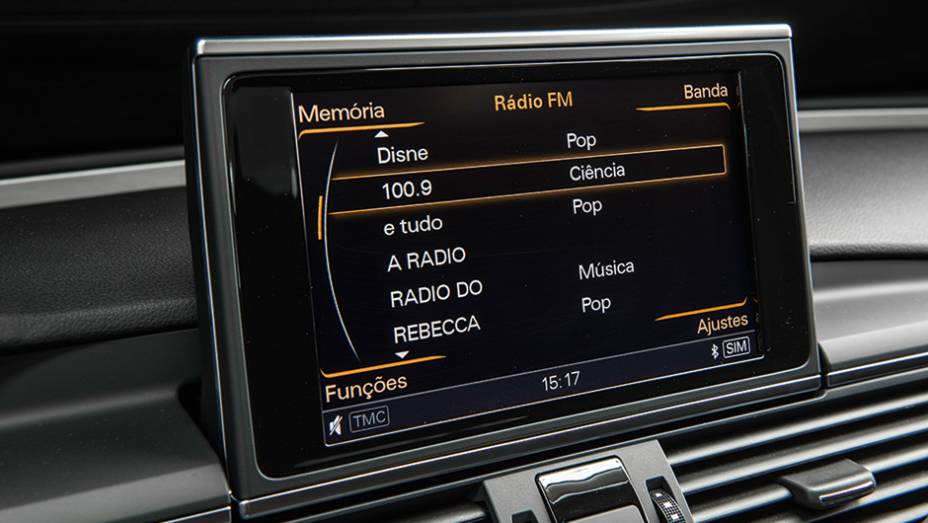 Painel de instrumentos exibe tudo o que o motorista precisa de informações | <a href="https://preprod.quatrorodas.abril.com.br/carros/testes/audi-s7-sportback-739614.shtml" rel="migration">Leia mais</a>