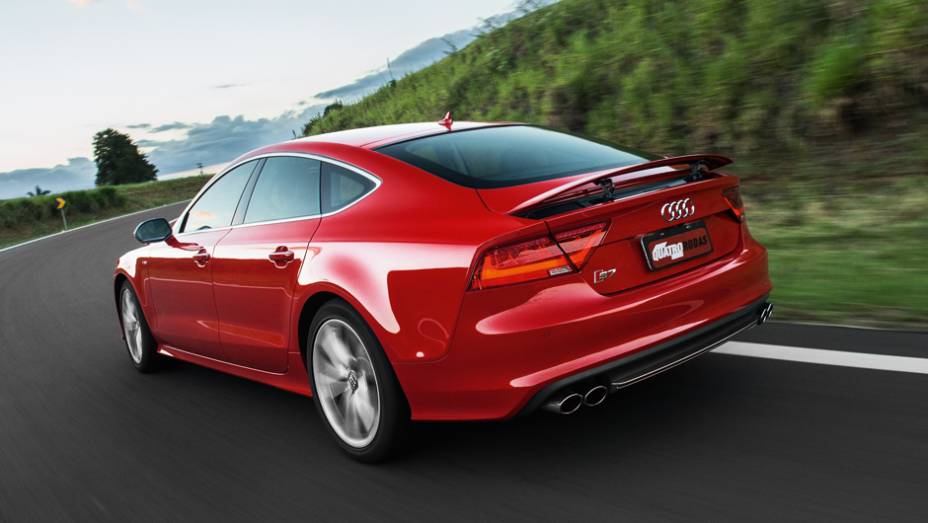 Carroceria do tipo fastback tem cinco portas | <a href="https://preprod.quatrorodas.abril.com.br/carros/testes/audi-s7-sportback-739614.shtml" rel="migration">Leia mais</a>