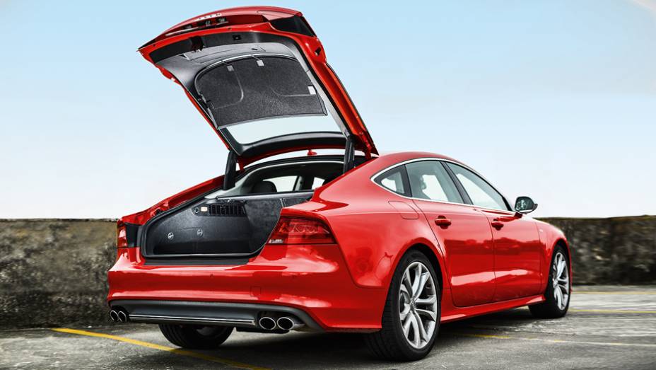 Tampa do porta-malas el&eacute;trico permite ajuste de &acirc;ngulo de abertura | <a href="https://preprod.quatrorodas.abril.com.br/carros/testes/audi-s7-sportback-739614.shtml" rel="migration">Leia mais</a>