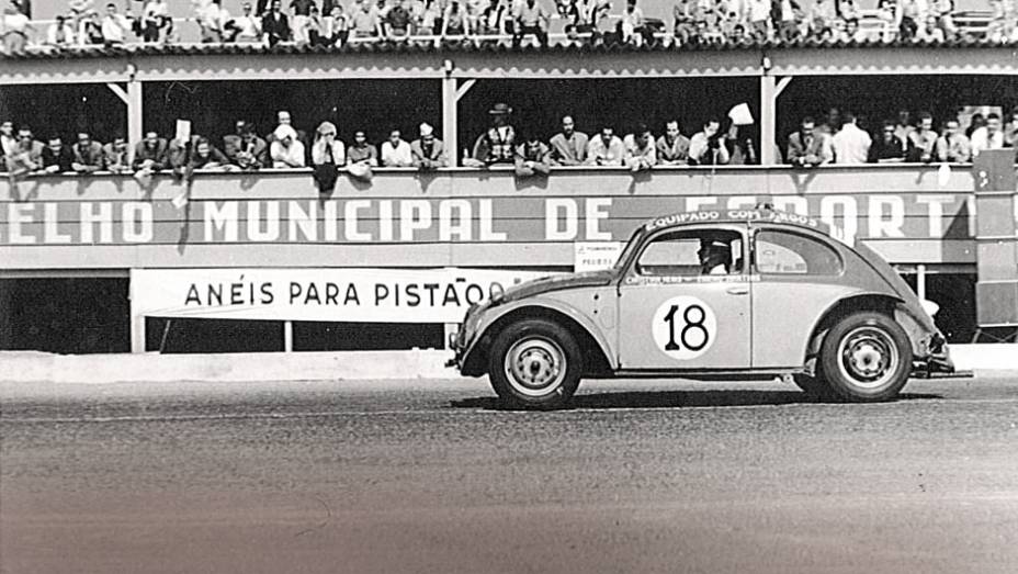 Bird era espectador nas primeiras Mil Milhas, em 1956 | <a href="https://preprod.quatrorodas.abril.com.br/reportagens/classicos/bird-clemente-homem-tempo-740103.shtml" rel="migration">Leia mais</a>