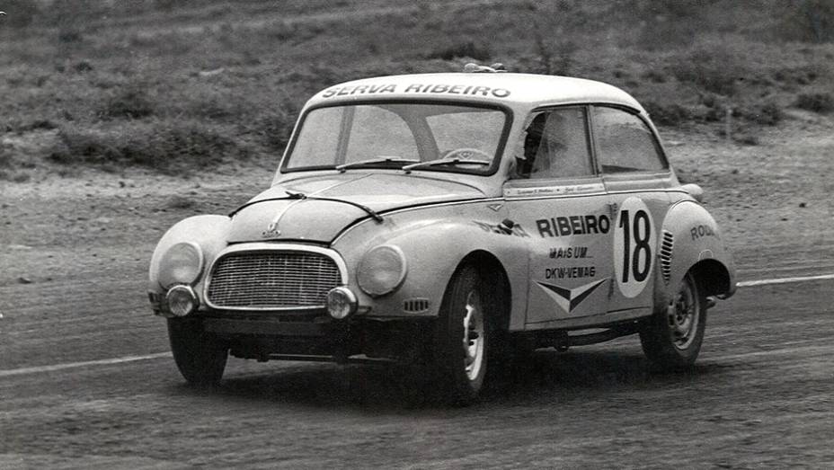 Com este DKW, Bird fez sua estreia como piloto da Vemag | <a href="https://preprod.quatrorodas.abril.com.br/reportagens/classicos/bird-clemente-homem-tempo-740103.shtml" rel="migration">Leia mais</a> Com este DKW, Bird fez sua estreia como piloto da Vemag | <a href="https://preprod.quatrorodas.abril.com.br/reportagens/classicos/bird-clemente-homem-tempo-740103.shtml" rel="migration">Leia mais</a>