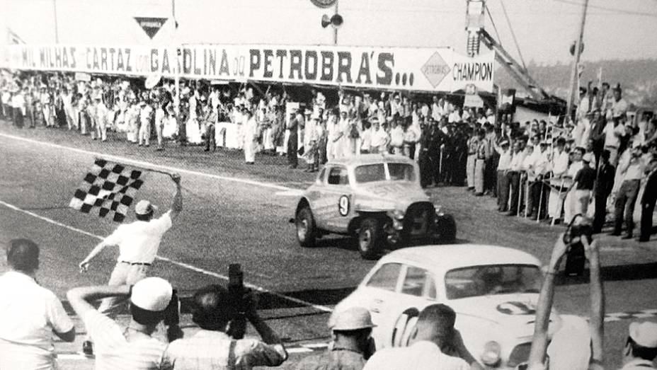 Mil Milhas 1961: com o DKW 10, Bird e Marinho chegam na frente | <a href="https://preprod.quatrorodas.abril.com.br/reportagens/classicos/bird-clemente-homem-tempo-740103.shtml" rel="migration">Leia mais</a>