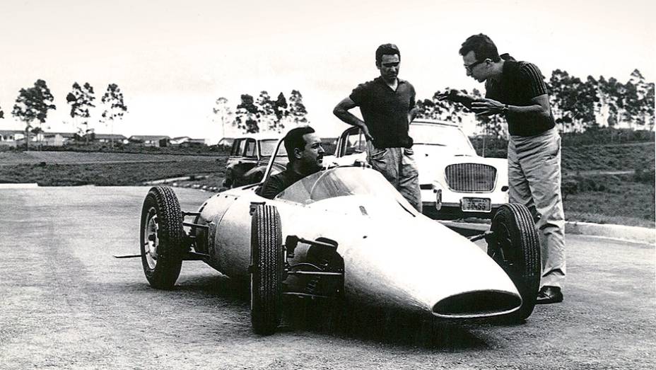 Bird, o projetista Toni Bianco e Eugênio, ao volante do monoposto | <a href="https://preprod.quatrorodas.abril.com.br/reportagens/classicos/bird-clemente-homem-tempo-740103.shtml" rel="migration">Leia mais</a> Bird, o projetista Toni Bianco e Eugênio, ao volante do monoposto | <a href="https://preprod.quatrorodas.abril.com.br/reportagens/classicos/bird-clemente-homem-tempo-740103.shtml" rel="migration">Leia mais</a>