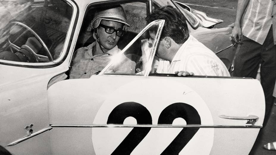 No Interlagos 22: pulverizando o tempo | <a href="https://preprod.quatrorodas.abril.com.br/reportagens/classicos/bird-clemente-homem-tempo-740103.shtml" rel="migration">Leia mais</a>