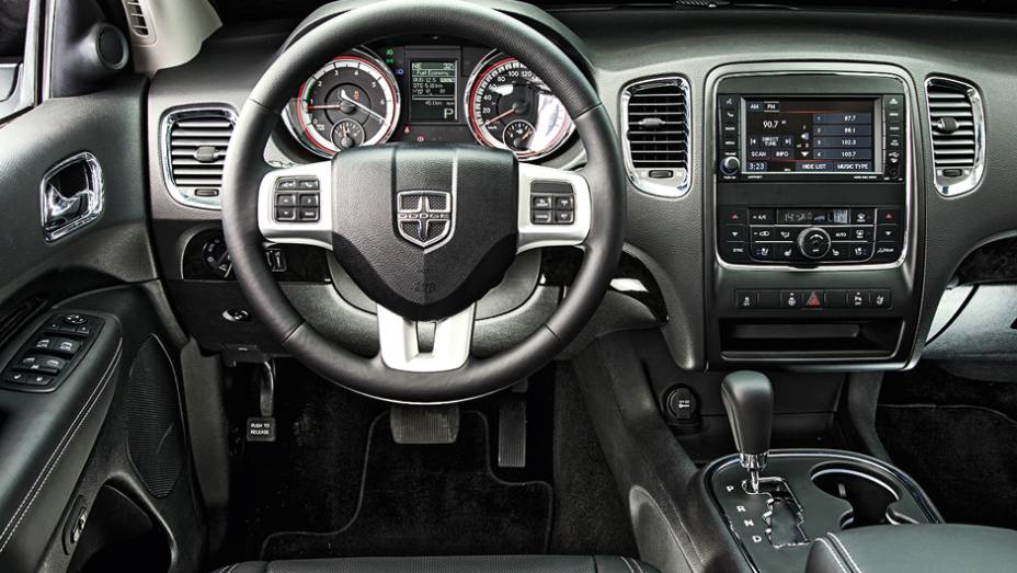 Interior discreto e sem sistema de navegação | <a href="https://preprod.quatrorodas.abril.com.br/carros/lancamentos/dodge-durango-citadel-736456.shtml" rel="migration">Leia mais</a>