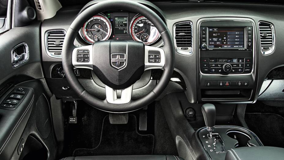Interior discreto e sem sistema de navega&ccedil;&atilde;o | <a href="https://preprod.quatrorodas.abril.com.br/carros/lancamentos/dodge-durango-citadel-736456.shtml" rel="migration">Leia mais</a>