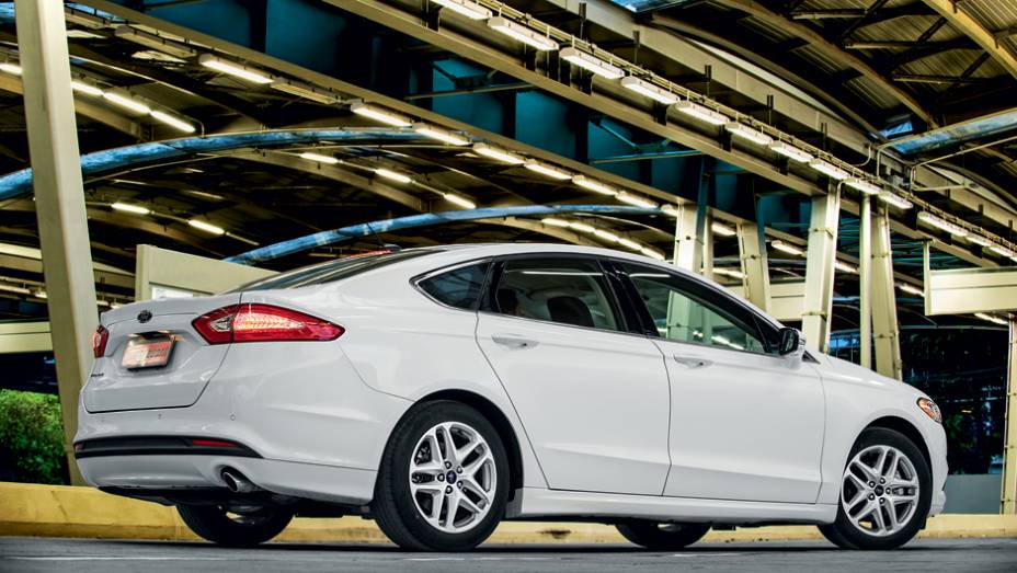 Escapamento simples e roda aro 17 identificam a versão 2.5 | <a href="https://preprod.quatrorodas.abril.com.br/carros/testes/ford-fusion-2-5-flex-736957.shtml" rel="migration">Leia mais</a>