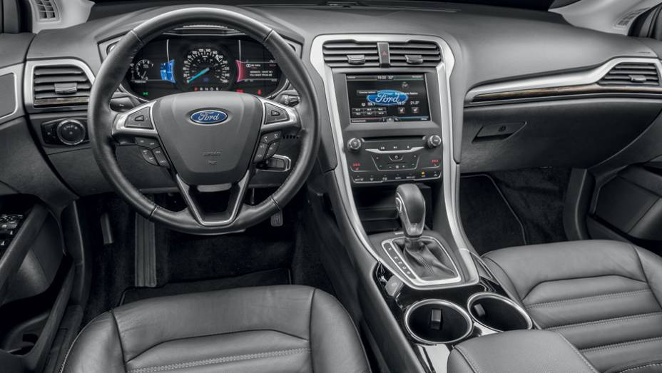 Sistema multimídia Sync tem tela touch e atende a comandos de voz | <a href="https://preprod.quatrorodas.abril.com.br/carros/testes/ford-fusion-2-5-flex-736957.shtml" rel="migration">Leia mais</a>