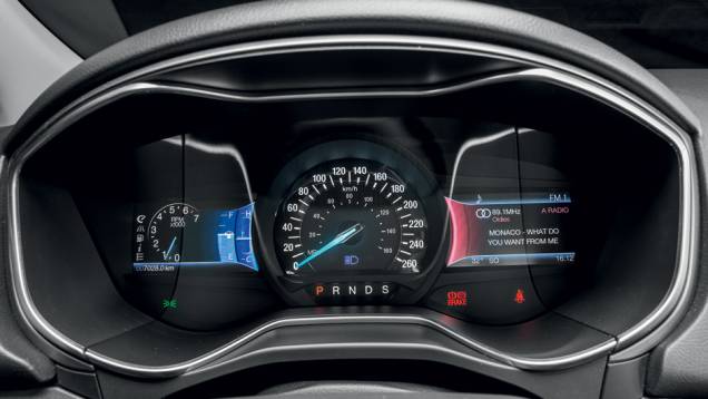 No painel, as telas LCD são configuráveis | <a href="https://preprod.quatrorodas.abril.com.br/carros/testes/ford-fusion-2-5-flex-736957.shtml" rel="migration">Leia mais</a> No painel, as telas LCD são configuráveis | <a href="https://preprod.quatrorodas.abril.com.br/carros/testes/ford-fusion-2-5-flex-736957.shtml" rel="migration">Leia mais</a>