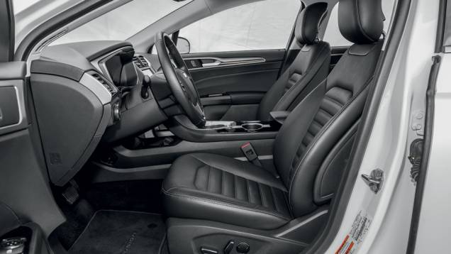 Na dianteira, bancos de ajuste elétrico | <a href="https://preprod.quatrorodas.abril.com.br/carros/testes/ford-fusion-2-5-flex-736957.shtml" rel="migration">Leia mais</a> Na dianteira, bancos de ajuste elétrico | <a href="https://preprod.quatrorodas.abril.com.br/carros/testes/ford-fusion-2-5-flex-736957.shtml" rel="migration">Leia mais</a>