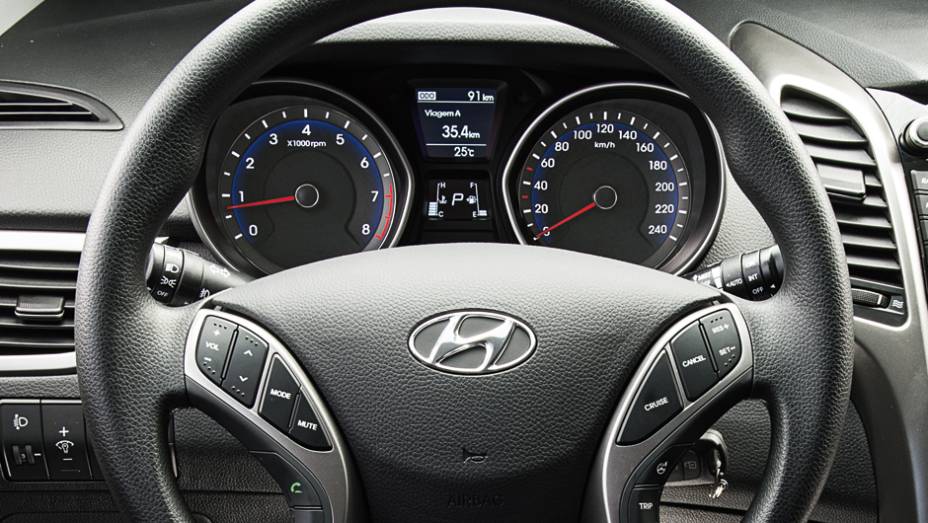 Volante não tem couro, mas é multifuncional de série | <a href="https://preprod.quatrorodas.abril.com.br/carros/testes/hyundai-i30-1-6-16v-flex-738228.shtml" rel="migration">Leia mais</a>