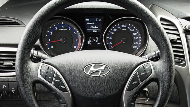 Volante não tem couro, mas é multifuncional de série | <a href="https://preprod.quatrorodas.abril.com.br/carros/testes/hyundai-i30-1-6-16v-flex-738228.shtml" rel="migration">Leia mais</a> Volante não tem couro, mas é multifuncional de série | <a href="https://preprod.quatrorodas.abril.com.br/carros/testes/hyundai-i30-1-6-16v-flex-738228.shtml" rel="migration">Leia mais</a>