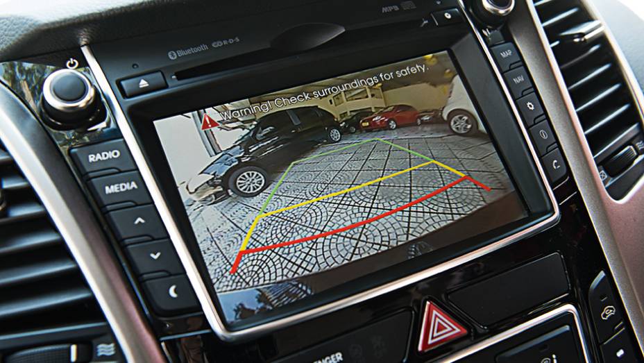 LCD exibe as imagens da câmera de ré | <a href="https://preprod.quatrorodas.abril.com.br/carros/testes/hyundai-i30-1-6-16v-flex-738228.shtml" rel="migration">Leia mais</a>