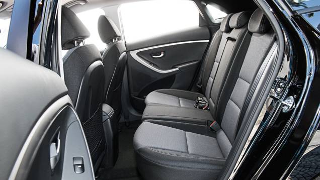 Na traseira, o espaço para pernas e cabeça foi mantido | <a href="https://preprod.quatrorodas.abril.com.br/carros/testes/hyundai-i30-1-6-16v-flex-738228.shtml" rel="migration">Leia mais</a> Na traseira, o espaço para pernas e cabeça foi mantido | <a href="https://preprod.quatrorodas.abril.com.br/carros/testes/hyundai-i30-1-6-16v-flex-738228.shtml" rel="migration">Leia mais</a>