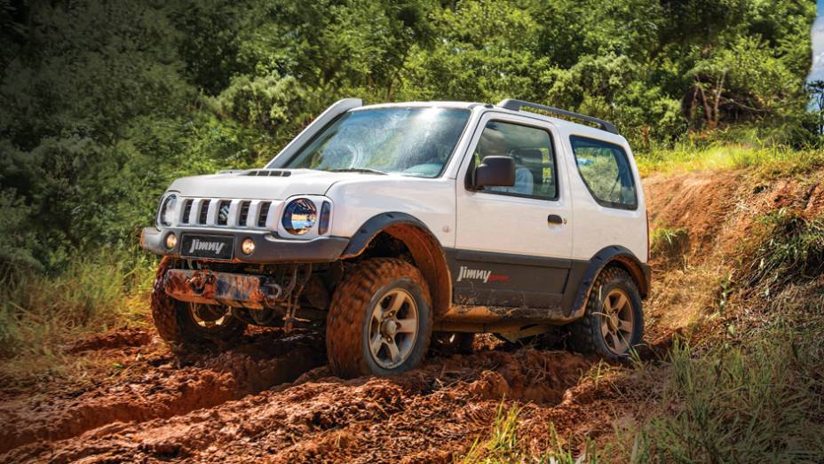 Versão 4Sport tem pneus lameiros e para-choques de uso off-road | <a href="https://preprod.quatrorodas.abril.com.br/carros/testes/suzuki-jimny-737775.shtml" rel="migration">Leia mais</a>