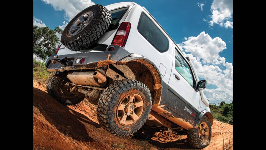 Apar&ecirc;ncia mansa esconde um desbravador que n&atilde;o se intimida com obst&aacute;culos | <a href="https://preprod.quatrorodas.abril.com.br/carros/testes/suzuki-jimny-737775.shtml" rel="migration">Leia mais</a>