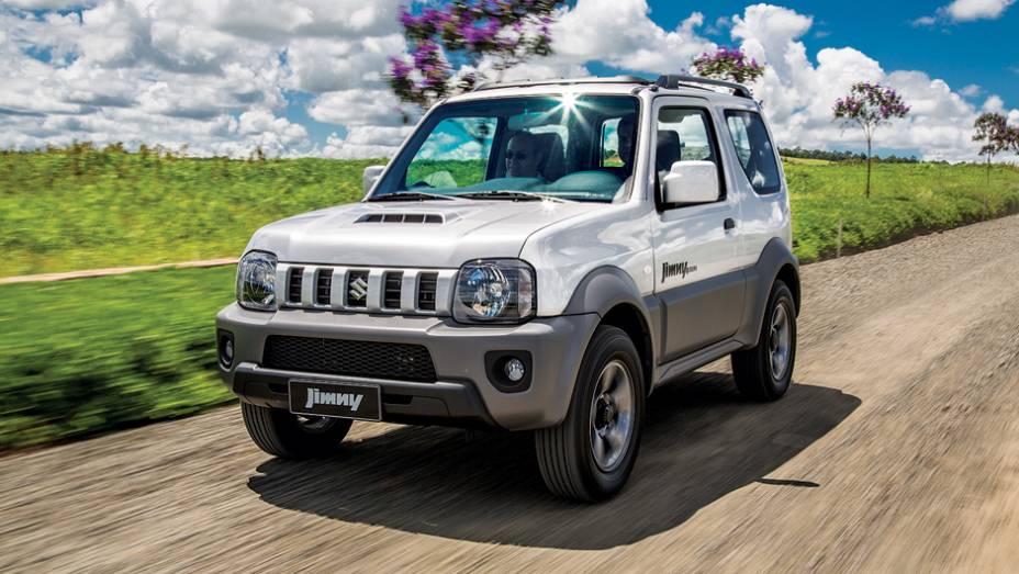 O atual Jimny está uma geração acima do Samurai importado nos anos 90 | <a href="https://preprod.quatrorodas.abril.com.br/carros/testes/suzuki-jimny-737775.shtml" rel="migration">Leia mais</a>