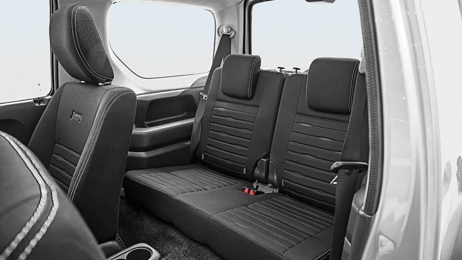 Dois viajam atr&aacute;s. Banco dianteiro &eacute; totalmente reclin&aacute;vel | <a href="https://preprod.quatrorodas.abril.com.br/carros/testes/suzuki-jimny-737775.shtml" rel="migration">Leia mais</a>
