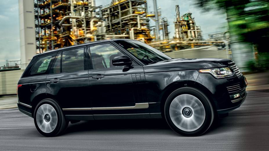 Quarta gera&ccedil;&atilde;o do Range Rover ganhou tra&ccedil;os do Evoque | <a href="https://preprod.quatrorodas.abril.com.br/carros/testes/land-rover-range-rover-vogue-738240.shtml" rel="migration">Leia mais</a>