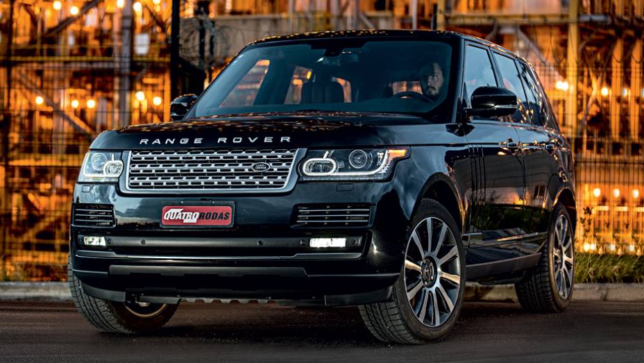 Filetes de led s&atilde;o novidade na dianteira | <a href="https://preprod.quatrorodas.abril.com.br/carros/testes/land-rover-range-rover-vogue-738240.shtml" rel="migration">Leia mais</a>