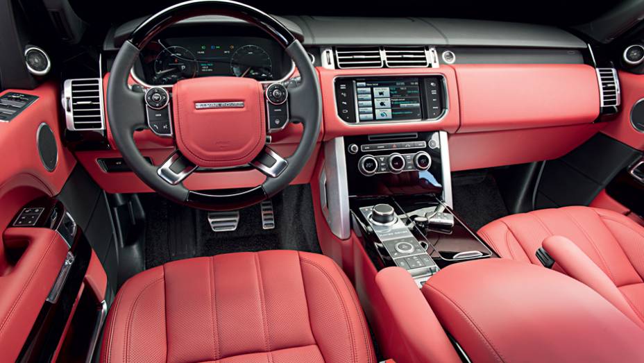 Couro vermelho &eacute; uma das op&ccedil;&otilde;es de acabamento | <a href="https://preprod.quatrorodas.abril.com.br/carros/testes/land-rover-range-rover-vogue-738240.shtml" rel="migration">Leia mais</a>
