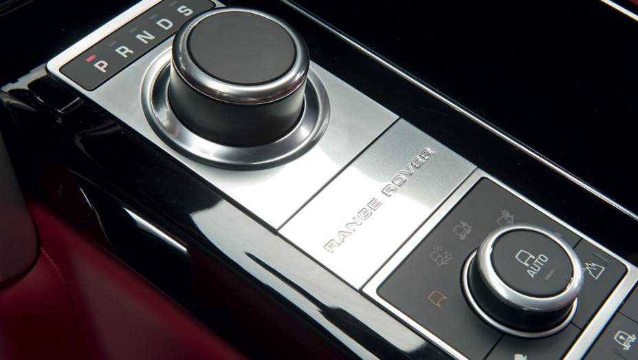Seletores comandam o c&acirc;mbio... | <a href="https://preprod.quatrorodas.abril.com.br/carros/testes/land-rover-range-rover-vogue-738240.shtml" rel="migration">Leia mais</a>