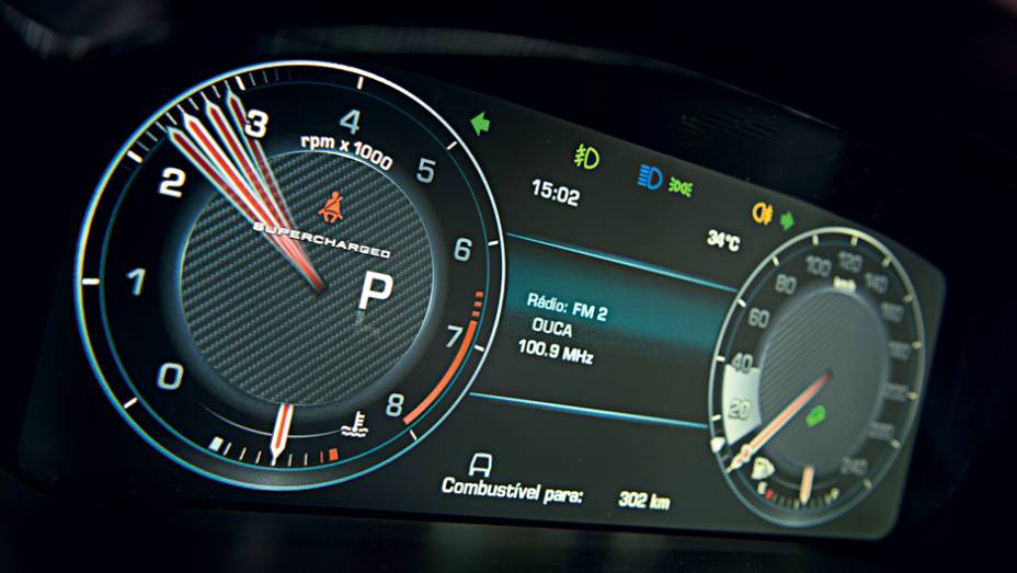 Quadro de instrumentos utiliza uma tela de alta resolu&ccedil;&atilde;o | <a href="https://preprod.quatrorodas.abril.com.br/carros/testes/land-rover-range-rover-vogue-738240.shtml" rel="migration">Leia mais</a>