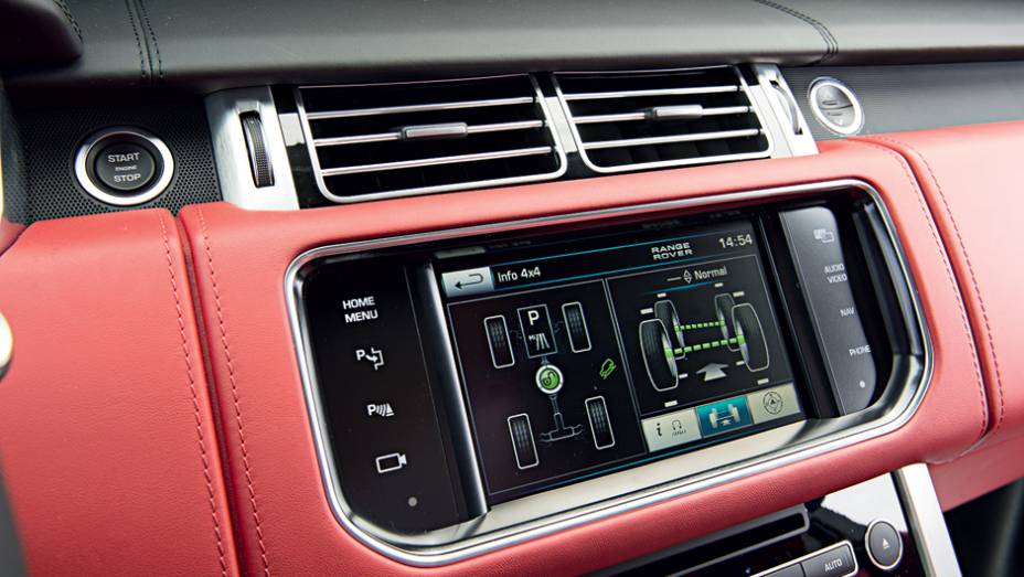 Tela digital indica o funcionamento do sistema de tra&ccedil;&atilde;o | <a href="https://preprod.quatrorodas.abril.com.br/carros/testes/land-rover-range-rover-vogue-738240.shtml" rel="migration">Leia mais</a>