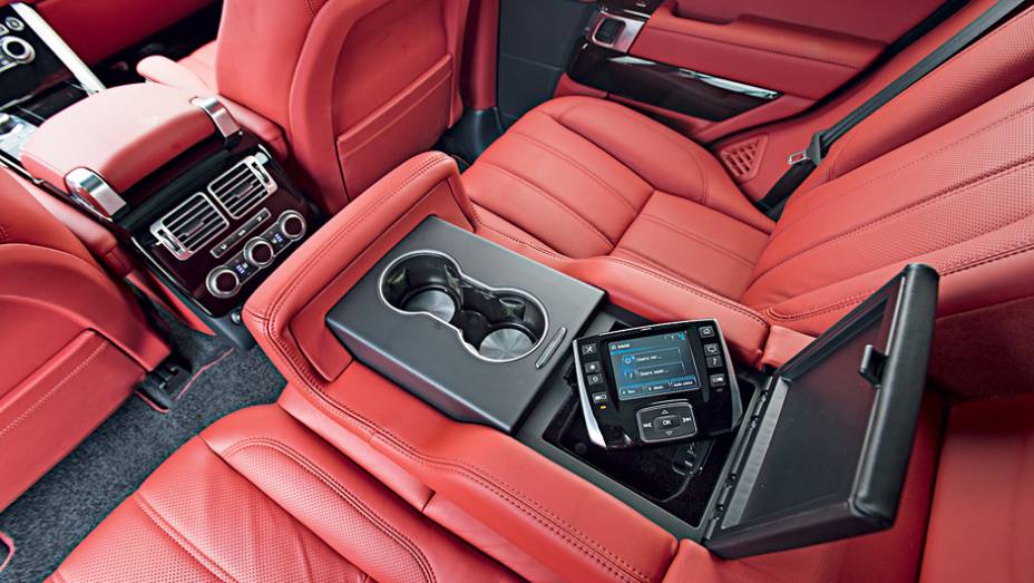 Controle remoto comanda som e v&iacute;deo | <a href="https://preprod.quatrorodas.abril.com.br/carros/testes/land-rover-range-rover-vogue-738240.shtml" rel="migration">Leia mais</a>