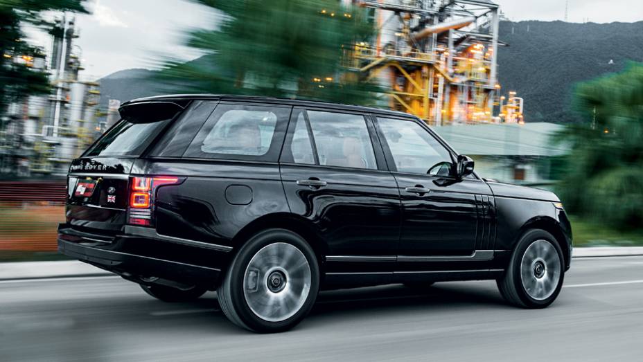 SUV &eacute; discreto e n&atilde;o abusa dos cromados | <a href="https://preprod.quatrorodas.abril.com.br/carros/testes/land-rover-range-rover-vogue-738240.shtml" rel="migration">Leia mais</a>