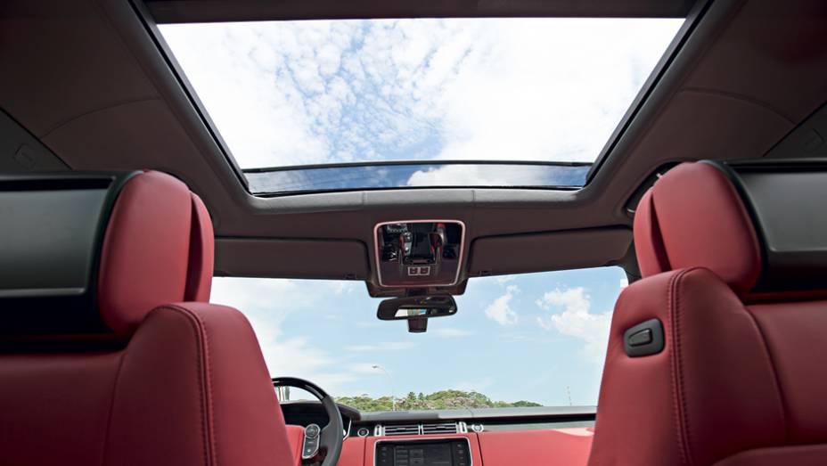 Teto panor&acirc;mico amplia a luminosidade na cabine | <a href="https://preprod.quatrorodas.abril.com.br/carros/testes/land-rover-range-rover-vogue-738240.shtml" rel="migration">Leia mais</a>