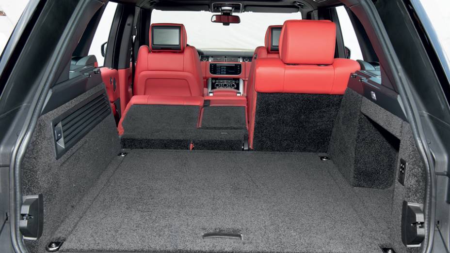 Porta-malas tem tampa elétrica e bot&atilde;o na lateral para rebater os bancos | <a href="https://preprod.quatrorodas.abril.com.br/carros/testes/land-rover-range-rover-vogue-738240.shtml" rel="migration">Leia mais</a>