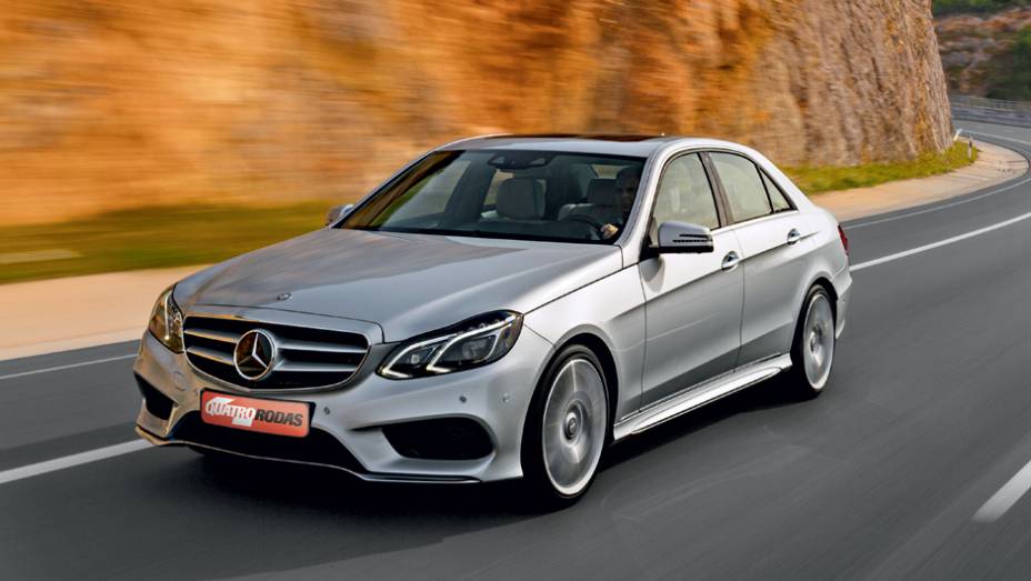 Os far&oacute;is duplos assim&eacute;tricos agora formam um s&oacute;, com luzes de leds | <a href="https://preprod.quatrorodas.abril.com.br/carros/impressoes/mercedes-benz-400-738463.shtml" rel="migration">Leia mais</a>