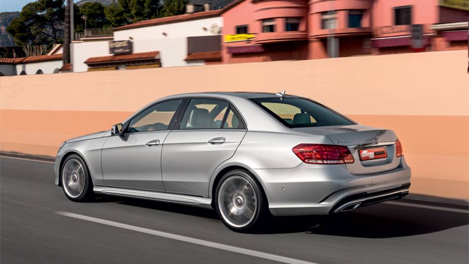 Na lateral, a novidade &eacute; o vinco que atravessaa carroceria | <a href="https://preprod.quatrorodas.abril.com.br/carros/impressoes/mercedes-benz-400-738463.shtml" rel="migration">Leia mais</a>