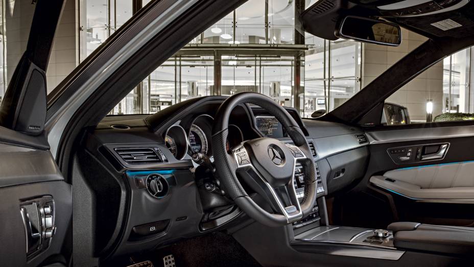 O sistema de dire&ccedil;&atilde;o foi revisado para deix&aacute;-la mais precisa e pesada | <a href="https://preprod.quatrorodas.abril.com.br/carros/impressoes/mercedes-benz-400-738463.shtml" rel="migration">Leia mais</a>