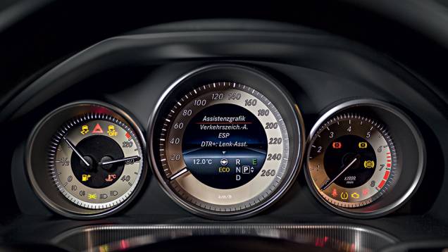 Os mostradores dos instrumentos trocaram o fundo preto pelo branco | <a href="https://preprod.quatrorodas.abril.com.br/carros/impressoes/mercedes-benz-400-738463.shtml" rel="migration">Leia mais</a> Os mostradores dos instrumentos trocaram o fundo preto pelo branco | <a href="https://preprod.quatrorodas.abril.com.br/carros/impressoes/mercedes-benz-400-738463.shtml" rel="migration">Leia mais</a>