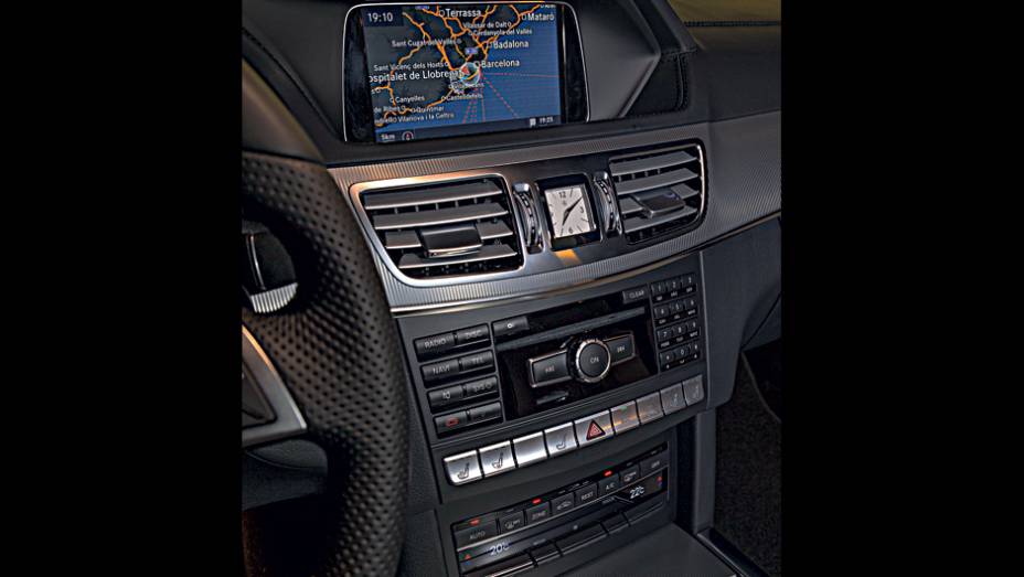 Rel&oacute;gio anal&oacute;gico &eacute; novo, o painel n&atilde;o | <a href="https://preprod.quatrorodas.abril.com.br/carros/impressoes/mercedes-benz-400-738463.shtml" rel="migration">Leia mais</a>