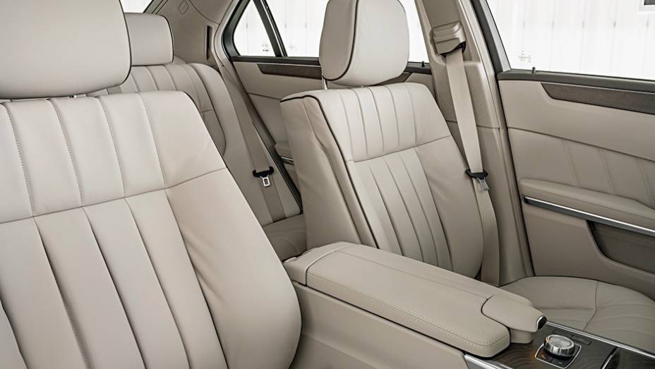 Sem grandes mudanças no interior, o espa&ccedil;o &eacute; o mesmo da vers&atilde;o anterior | <a href="https://preprod.quatrorodas.abril.com.br/carros/impressoes/mercedes-benz-400-738463.shtml" rel="migration">Leia mais</a>
