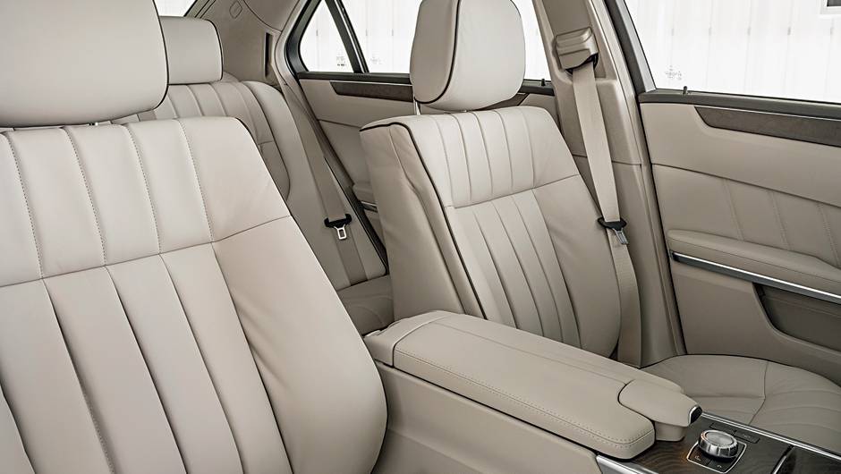 Sem grandes mudanças no interior, o espa&ccedil;o &eacute; o mesmo da vers&atilde;o anterior | <a href="https://preprod.quatrorodas.abril.com.br/carros/impressoes/mercedes-benz-400-738463.shtml" rel="migration">Leia mais</a>