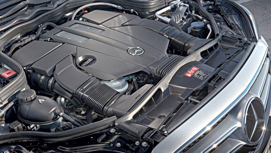O motor do estreante E 400 é um 3.0 biturbo com inje&ccedil;&atilde;o direta de 333 cv | <a href="https://preprod.quatrorodas.abril.com.br/carros/impressoes/mercedes-benz-400-738463.shtml" rel="migration">Leia mais</a>