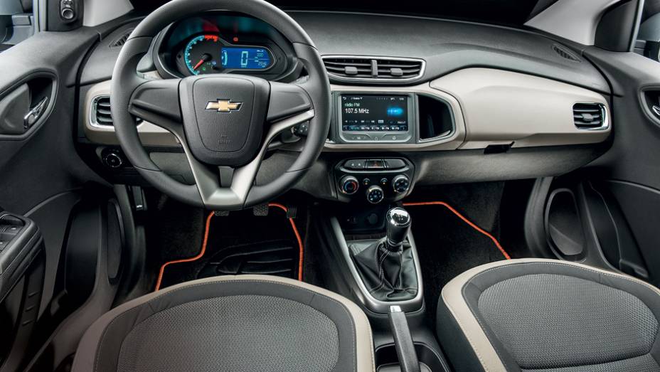 Exceto pela cor, painel &eacute; id&ecirc;ntico ao do Onix | <a href="https://preprod.quatrorodas.abril.com.br/carros/testes/chevrolet-prisma-ltz-1-4-737233.shtml" rel="migration">Leia mais</a>