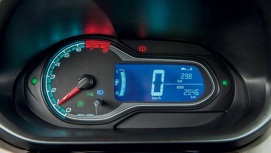 Painel mescla instrumentos anal&oacute;gico e digitais | <a href="https://preprod.quatrorodas.abril.com.br/carros/testes/chevrolet-prisma-ltz-1-4-737233.shtml" rel="migration">Leia mais</a>