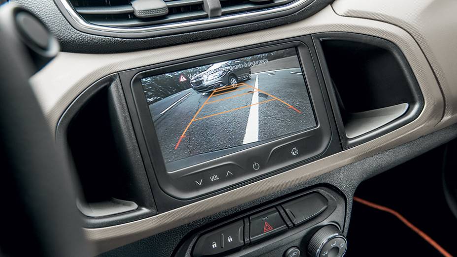 C&acirc;mera do MyLink &eacute; acess&oacute;rio | <a href="https://preprod.quatrorodas.abril.com.br/carros/testes/chevrolet-prisma-ltz-1-4-737233.shtml" rel="migration">Leia mais</a>