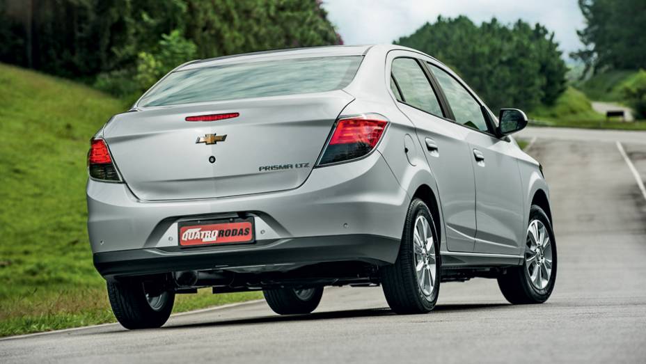 Vidro inclinado dificulta a vis&atilde;o traseira. Placa fica fora da tampa traseira | <a href="https://preprod.quatrorodas.abril.com.br/carros/testes/chevrolet-prisma-ltz-1-4-737233.shtml" rel="migration">Leia mais</a>