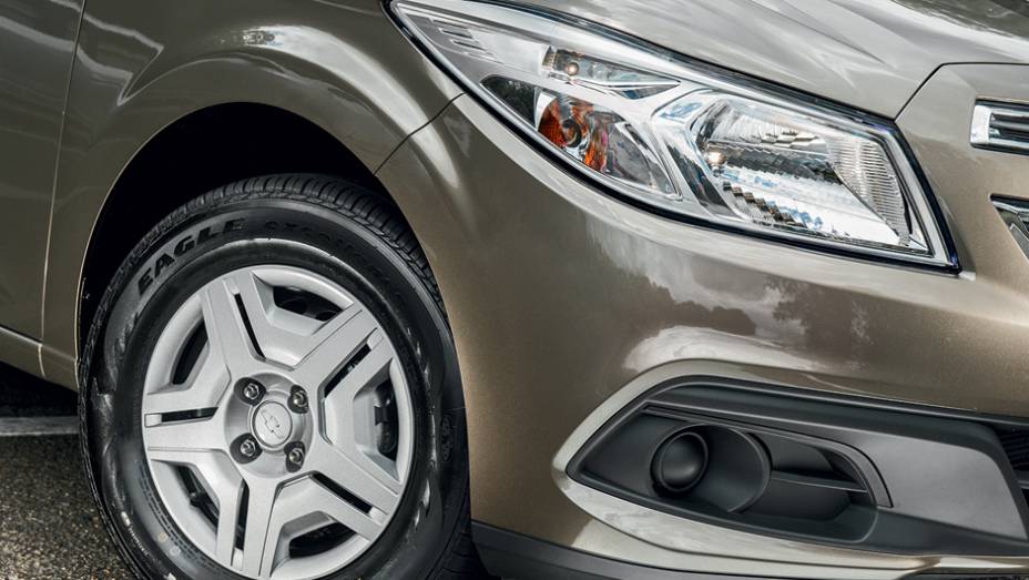 Vers&atilde;o LT 1.0: calotas e aus&ecirc;ncia dos far&oacute;is de neblina... | <a href="https://preprod.quatrorodas.abril.com.br/carros/testes/chevrolet-prisma-ltz-1-4-737233.shtml" rel="migration">Leia mais</a>