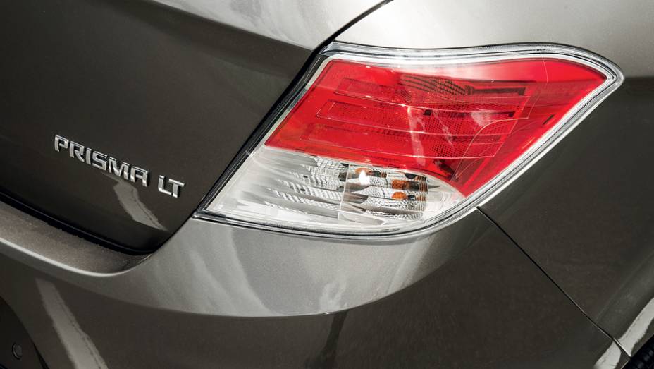 ...e das lanternas fum&ecirc; | <a href="https://preprod.quatrorodas.abril.com.br/carros/testes/chevrolet-prisma-ltz-1-4-737233.shtml" rel="migration">Leia mais</a>