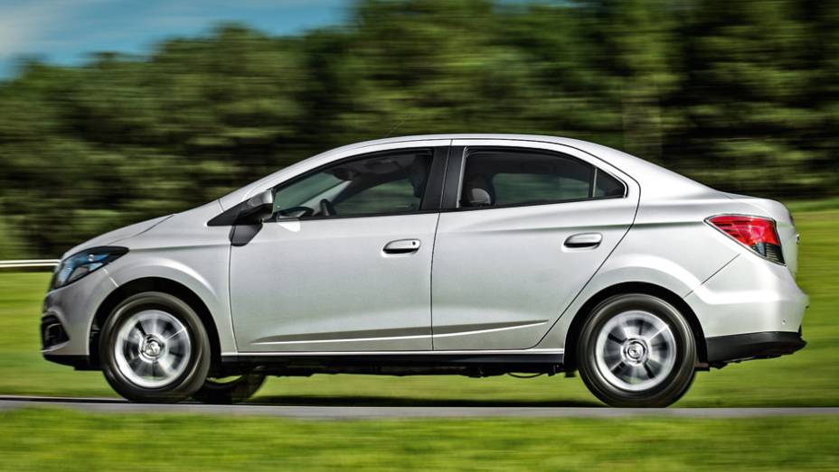 Vincos conferem fluidez ao design da carroceria | <a href="https://preprod.quatrorodas.abril.com.br/carros/testes/chevrolet-prisma-ltz-1-4-737233.shtml" rel="migration">Leia mais</a>