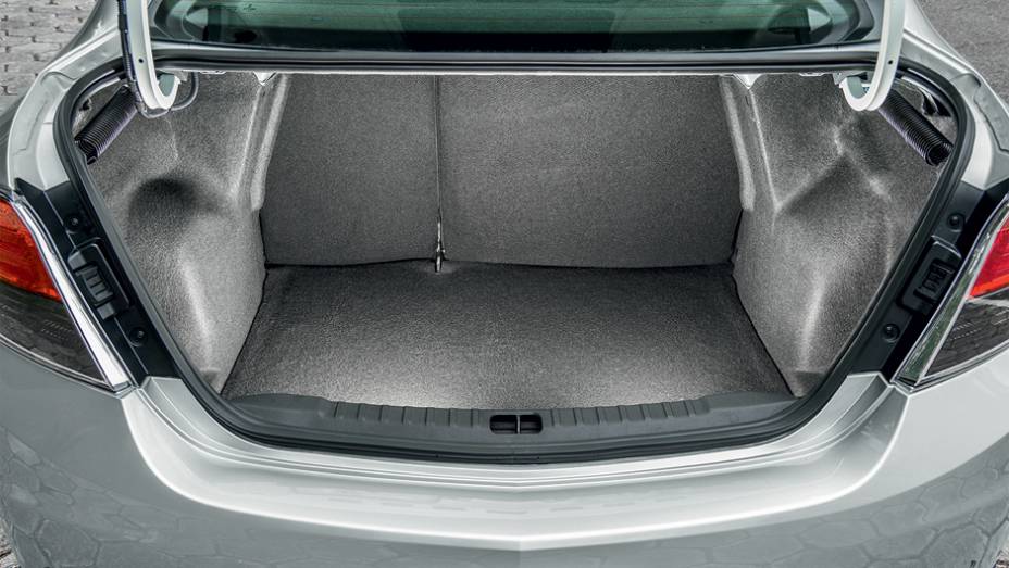 Porta-malas cresceu de 439 para 500 litros | <a href="https://preprod.quatrorodas.abril.com.br/carros/testes/chevrolet-prisma-ltz-1-4-737233.shtml" rel="migration">Leia mais</a>
